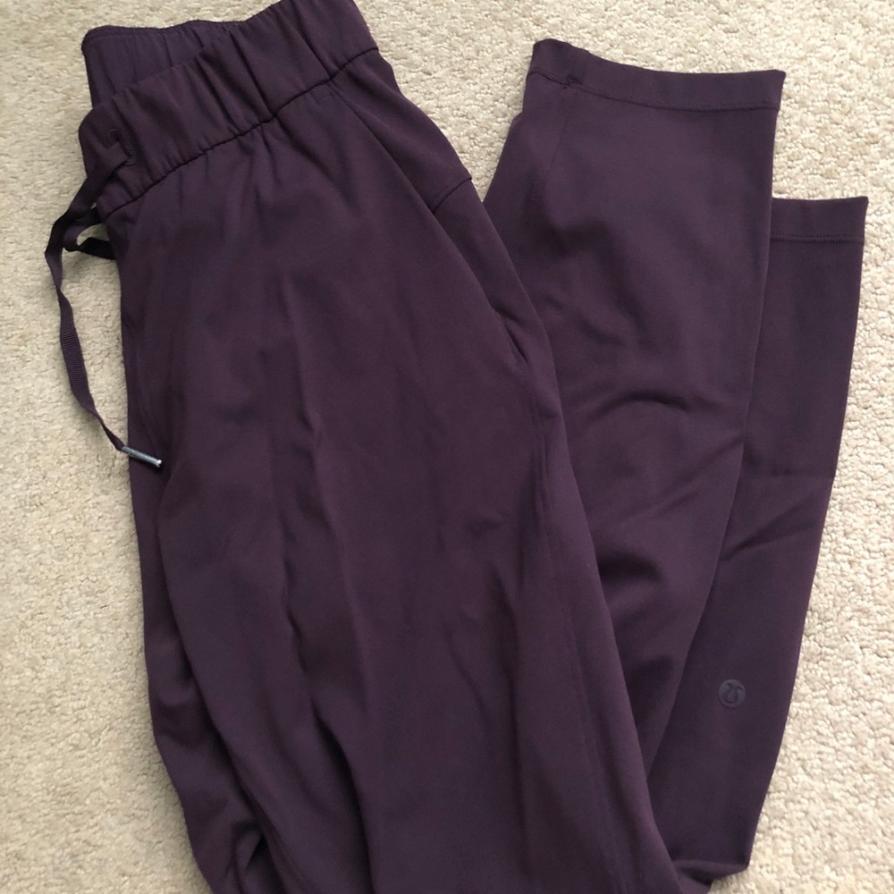 Lulu Lemon On The Fly 28” Jogger in Dark Adobe
